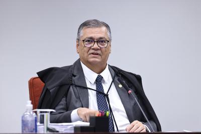 Dino determina multa a estados e municípios por emendas Pix