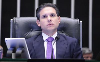 Motta anuncia votação da urgência de projeto que proíbe cobrança de 'mala de mão' em voo