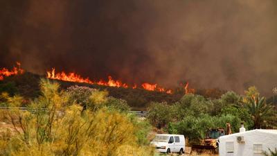 Ao menos mil pessoas saem de casa por incêndio na Espanha
