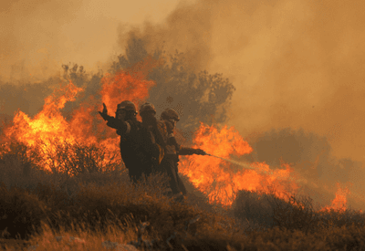 Incêndio florestal se alastra nos arredores de Atenas