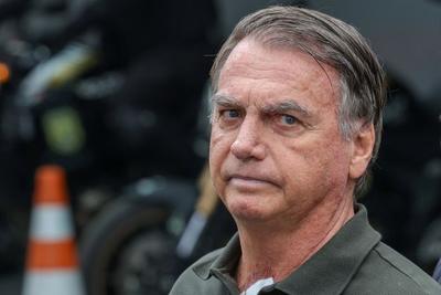 Bolsonaro segue em recuperação e tem crises de soluços