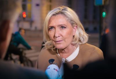 Le Pen diz que decisão judicial que a torna inelegível é 'política' e visa bloqueá-la da eleição de 2027