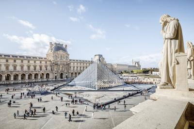 Museu do Louvre de Paris é fechado após roubo de joias históricas