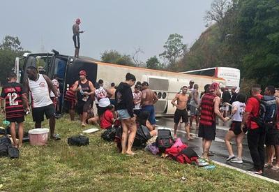Ônibus com torcedores do Flamengo tomba na Dutra a caminho da Argentina