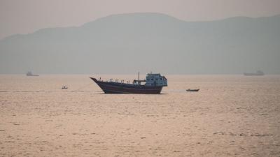 Navegação no Estreito de Ormuz cai e amplia tensão global