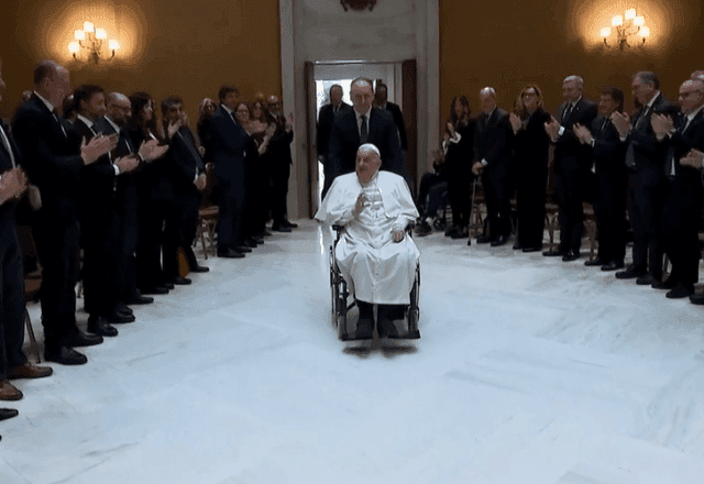 Papa Francisco faz aparição surpresa na Basílica de São Pedro