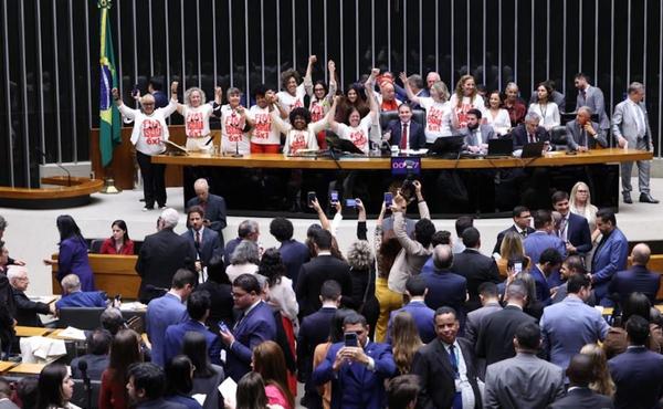Imagem da notícia: PL da 6x1 vai alterar CLT com base em diretrizes da PEC