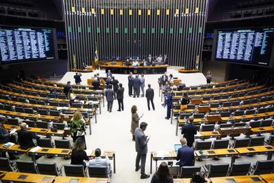 Câmara confirma perda de mandato de sete deputados federais após decisão do STF