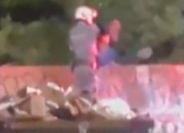Justiça torna réu PM que jogou homem de ponte na zona sul de SP