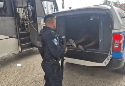Polícia prende 18 flanelinhas que cobravam até R$100 por vaga no entorno do Maracanã, no Rio