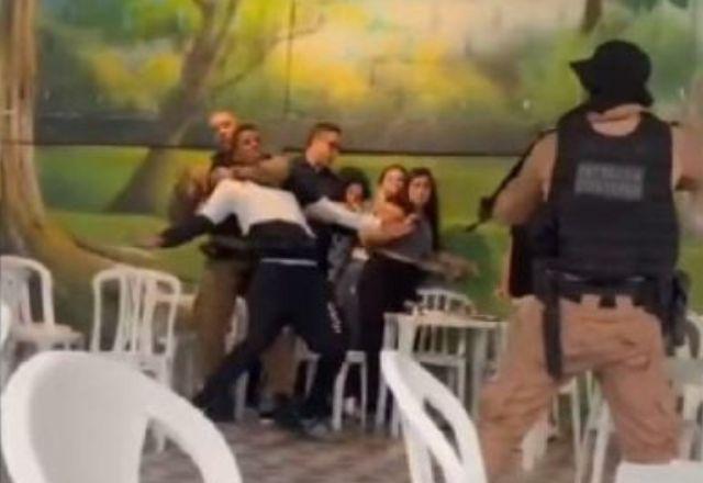 Homem com fuzil invade festa de aniversário e tenta fazer reféns no Paraná