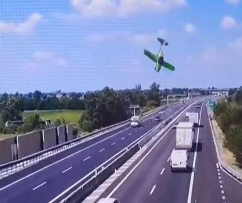VÍDEO: Avião ultraleve cai no meio de estrada e deixa dois mortos na Itália