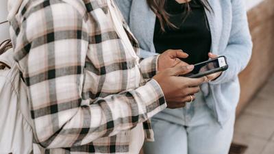 Violência digital contra mulheres sobe 188% no Ligue 180