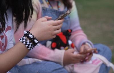 França vota proibição de redes sociais para menor de 15 anos
