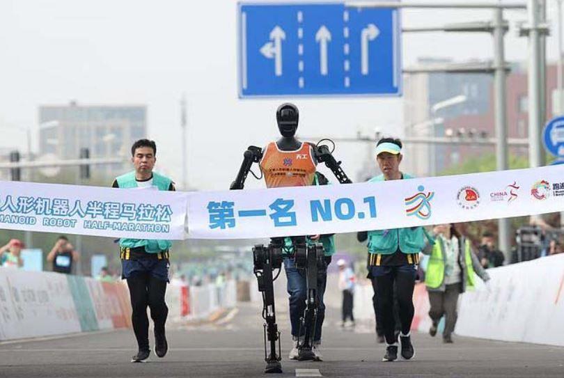 Primeira meia-maratona do mundo com robôs humanoides é realizada em Pequim
