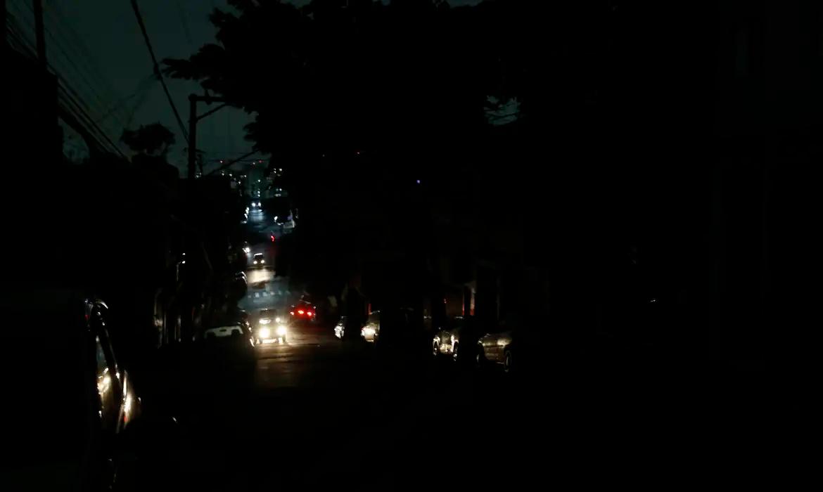 SBT News na TV: Mais de 600 mil moradores seguem sem luz em SP