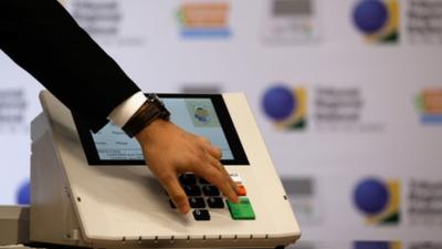 Nas redes, maioria defende urnas após ataques de Flávio