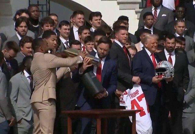 Vice de Trump "quebra" troféu de beisebol durante comemoração na Casa Branca