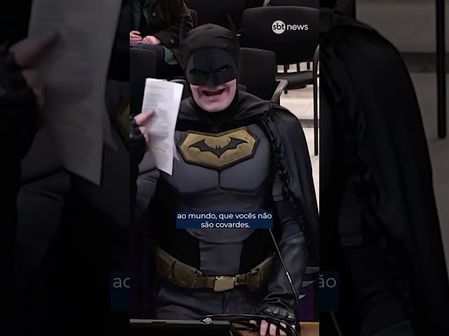 Homem vestido de Batman protesta contra cooperação do conselho municipal da Califórnia com o ICE