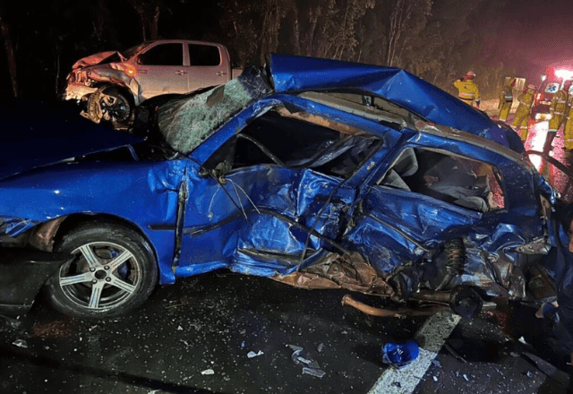 Imagem da noticia Quatro pessoas morrem em acidente entre três veículos no Paraná