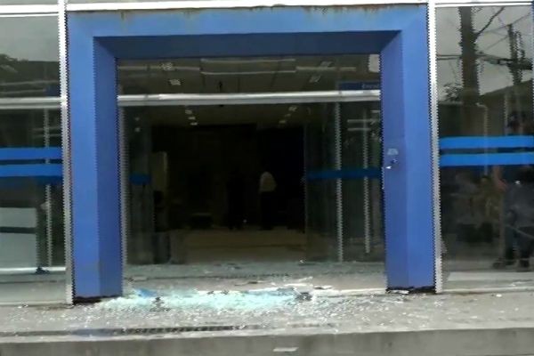 Imagem da noticia Assaltantes invadem banco em Cubatão e levam todo dinheiro do cofre