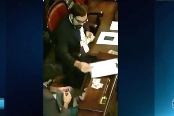 Imagem da noticia Assessores parlamentares trocam figurinhas em sessão da Alerj