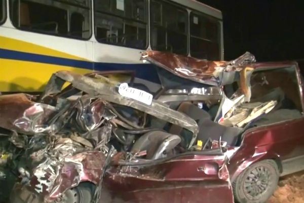 Imagem da noticia Colisão frontal entre carro e ônibus deixa quatro mortos