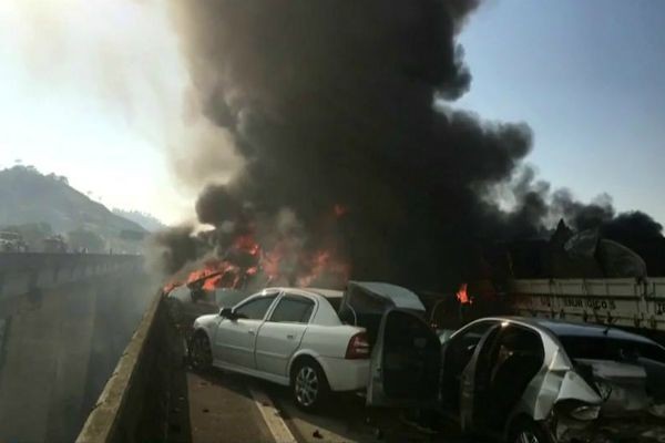 Imagem da noticia Engavetamento com 36 veículos deixa dois mortos em rodovia de SP