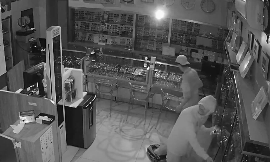 Imagem da noticia Criminosos abrem buraco em parede e furtam R$ 200 mil de relojoaria em SP