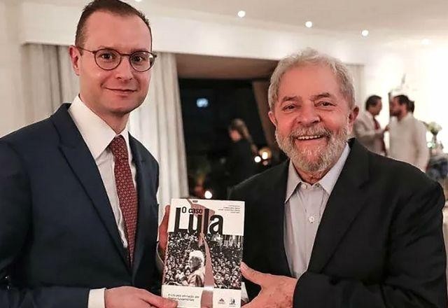 Imagem da noticia SBT News na TV: Lula indica Zanin ao STF; Justiça Eleitoral libera julgamento contra Bolsonaro
