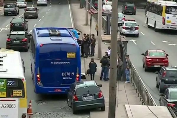 Imagem da noticia Tentativa de assalto acaba em tiroteio e morte dentro de ônibus