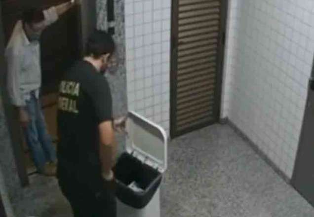 Imagem da noticia Vídeo: conselheiro tenta fugir da polícia e jogar quase R$ 500 mil em cheques no lixo