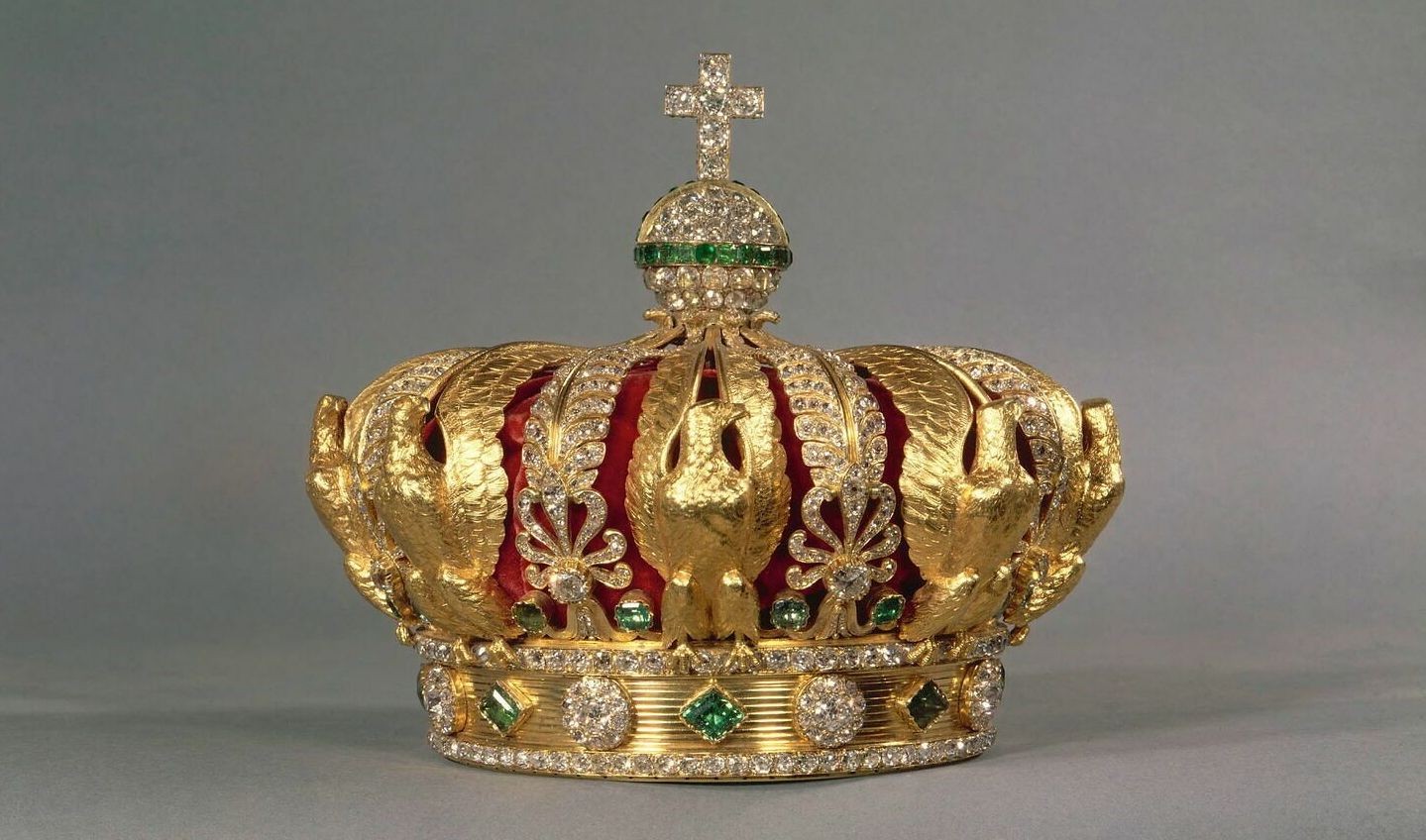Imagem da noticia Coroa de diamantes e esmeraldas é encontrada após roubo ao Museu do Louvre; veja imagens da joia