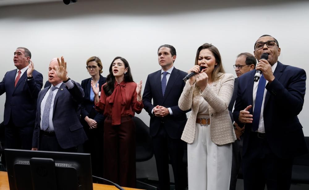 Imagem da noticia Câmara aprova urgência de projeto que cria bancada cristã com assento no colégio de líderes