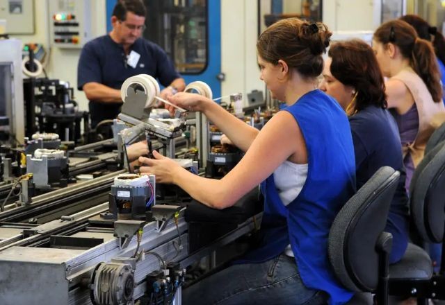 Imagem da noticia Produção industrial ganha força e cresce 0,9% em março, diz IBGE