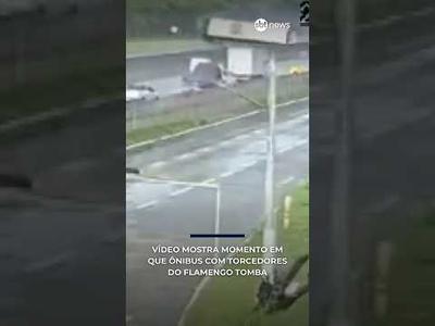 Vídeo mostra momento em que ônibus com torcedores do Flamengo tomba em rodovia Vídeo mostra momento em que ônibus com torcedores do Flamengo tomba em rodovia