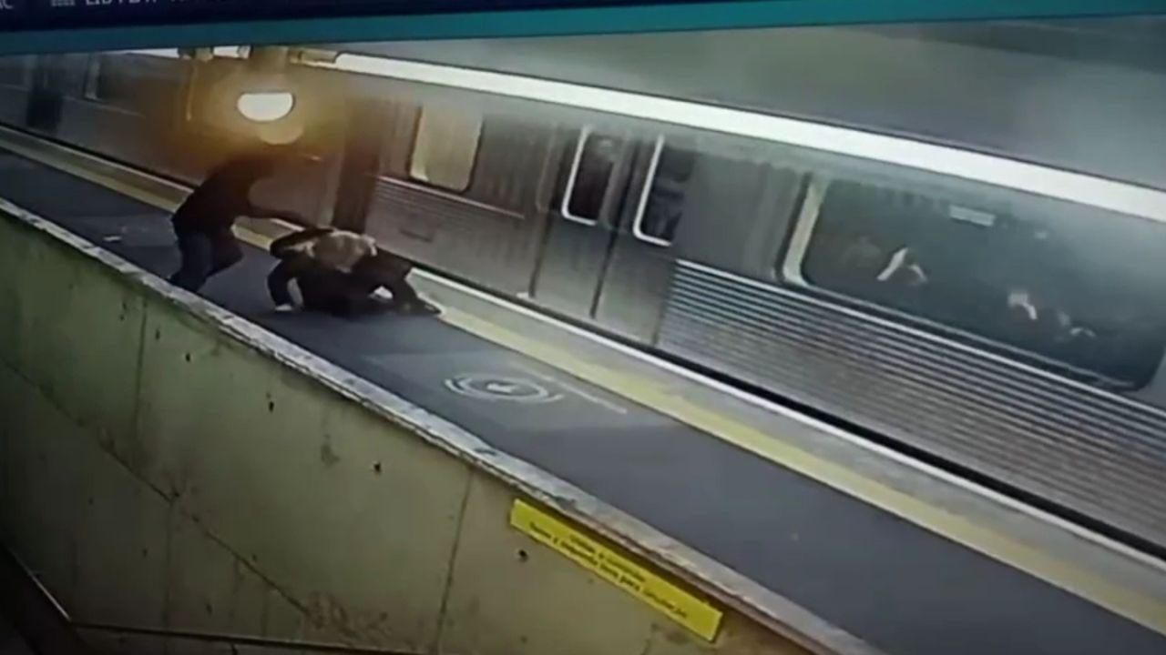 Homem que espancou mulher em estação do metrô é preso em SP Homem que espancou mulher em estação do metrô é preso em SP
