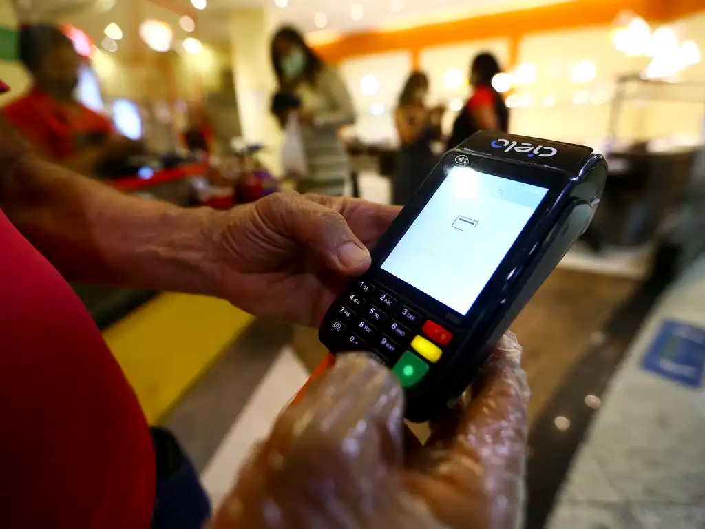 Imagem da noticia Rotativo do cartão de crédito passa a ter juros limitados a 100% da dívida; entenda