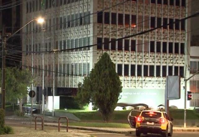 Homem invade tribunal com arma e se entrega após 11 horas de negociações no Paraná Homem invade tribunal com arma e se entrega após 11 horas de negociações no Paraná