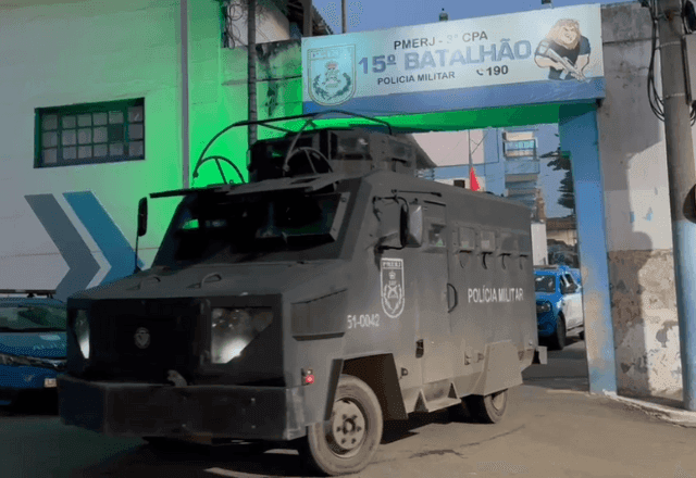 Policiais apreendem fuzis após serem atacados em Duque de Caxias, no Rio Policiais apreendem fuzis após serem atacados em Duque de Caxias, no Rio