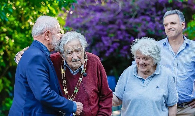 Imagem da noticia Lula condecora Pepe Mujica, ex-presidente do Uruguai, com maior honraria brasileira