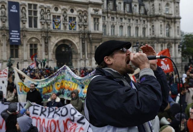 Imagem da noticia Conselho Constitucional da França aprova reforma da Previdência de Macron