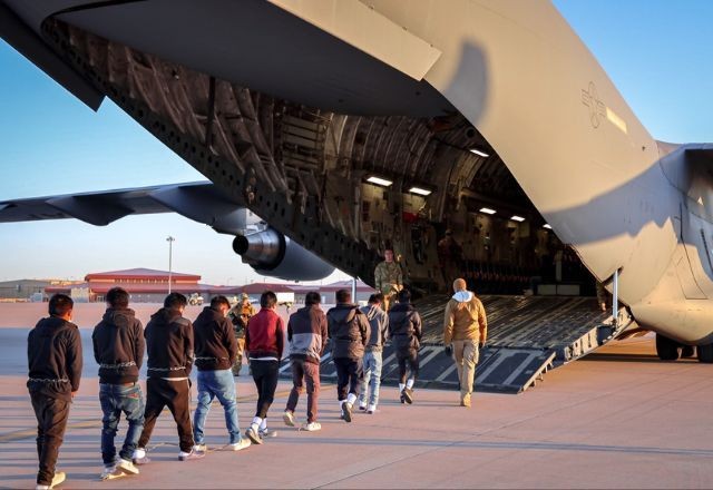 Imagem da noticia EUA prendem 538 imigrantes ilegais e fazem primeiras deportações