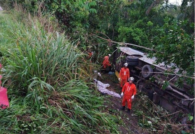 Prefeitura decreta luto após acidente de ônibus que matou 4 e feriu 10 na Bahia Prefeitura decreta luto após acidente de ônibus que matou 4 e feriu 10 na Bahia