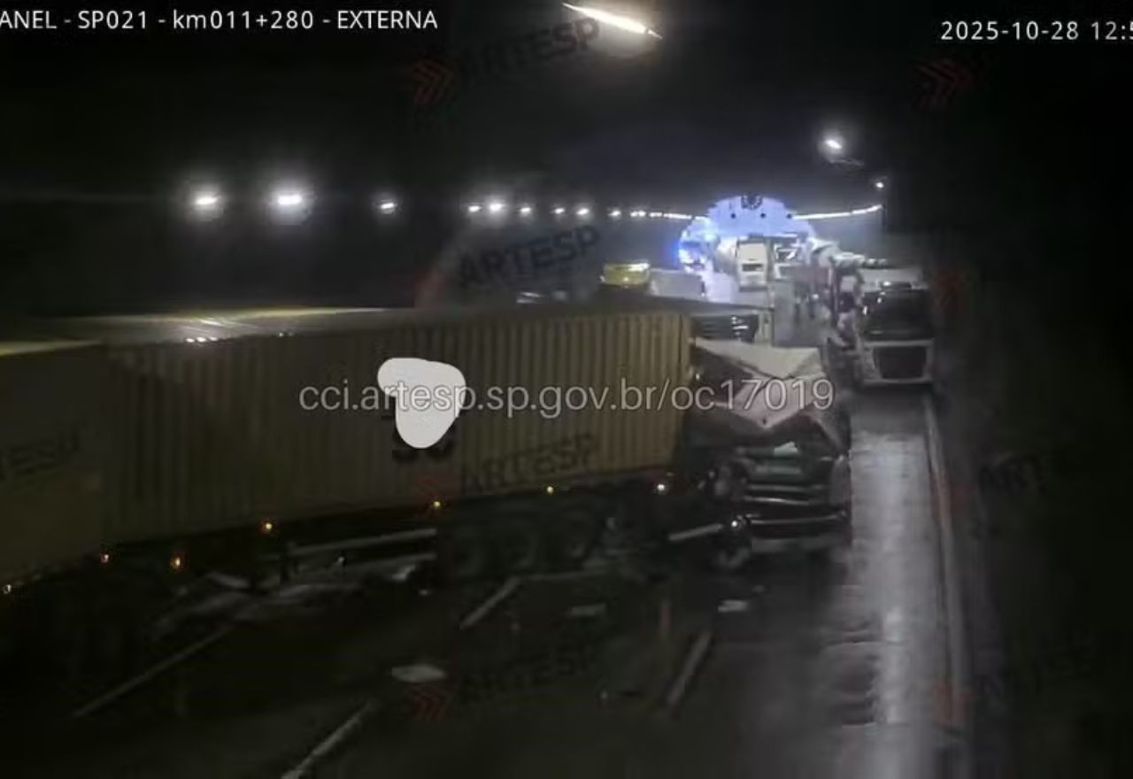 Imagem da noticia Acidente com 9 veículos espalha ácido na pista e interdita Rodoanel em Barueri (SP)