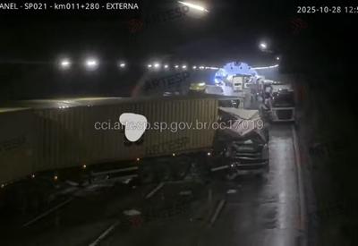 Acidente com 9 veículos espalha ácido na pista e interdita Rodoanel em Barueri (SP) Acidente com 9 veículos espalha ácido na pista e interdita Rodoanel em Barueri (SP)