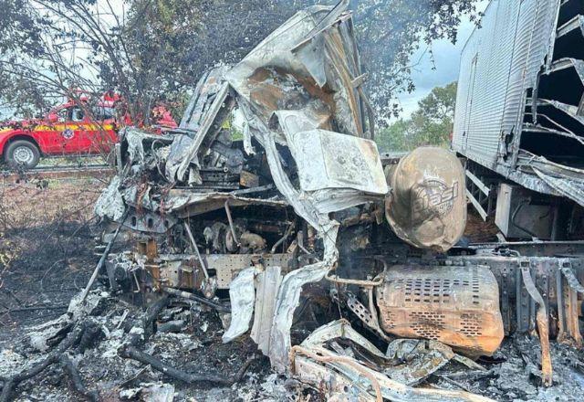 Acidente entre carreta e caminhão deixa dois mortos em Minas Gerais Acidente entre carreta e caminhão deixa dois mortos em Minas Gerais