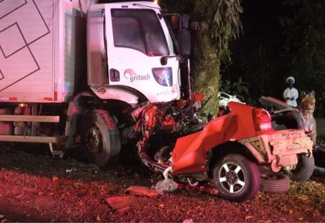 Imagem da noticia Acidente entre caminhão e carro deixa três mortos em Santa Catarina