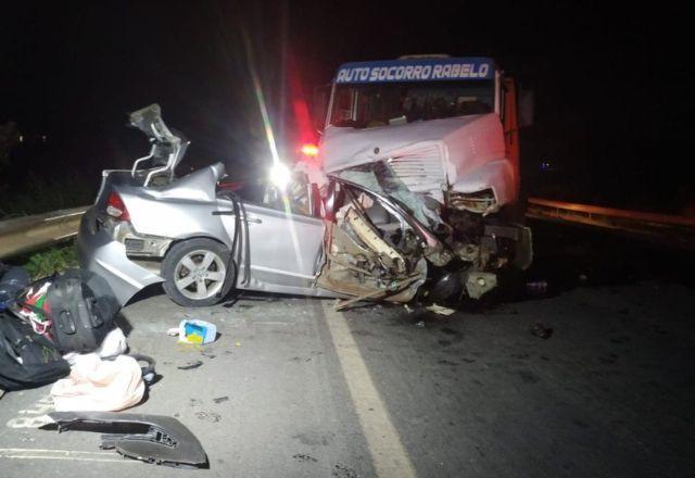 Batida entre caminhão guincho e carro deixa três mortos e um ferido em Minas Gerais Batida entre caminhão guincho e carro deixa três mortos e um ferido em Minas Gerais