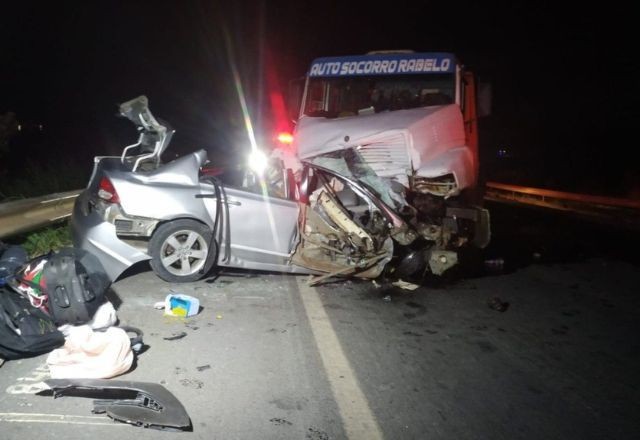 Imagem da noticia Batida entre caminhão guincho e carro deixa três mortos e um ferido em Minas Gerais